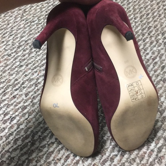 Michael Kors Enclosed Suede Heels ( Velvet ) - Picture 6 of 8